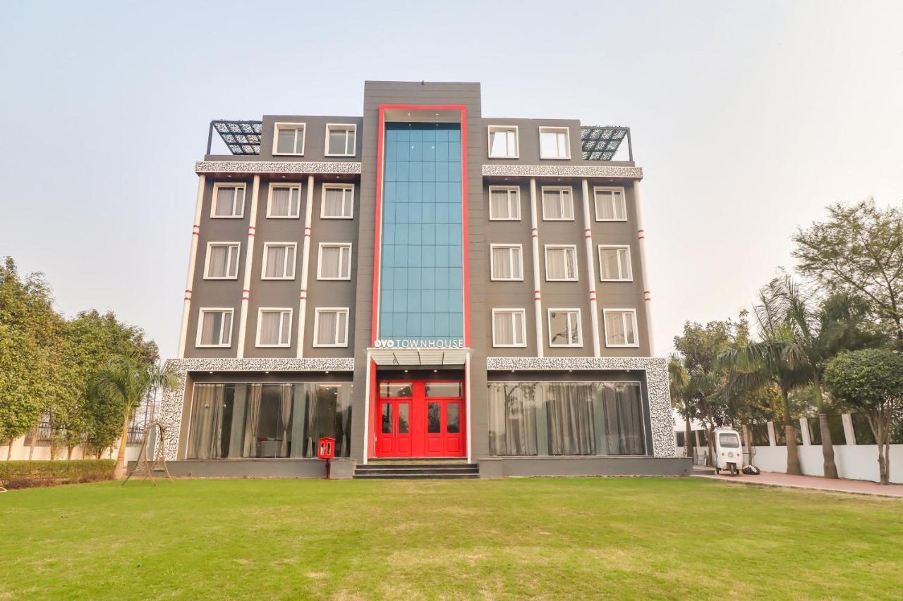 Super Townhouse Jashn Hotel Chinhat Kültér fotó