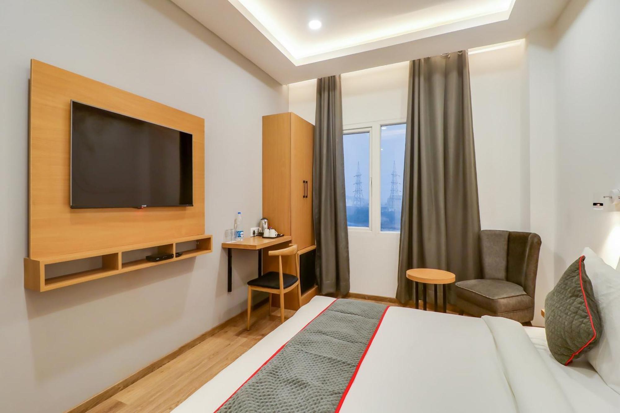 Super Townhouse Jashn Hotel Chinhat Kültér fotó