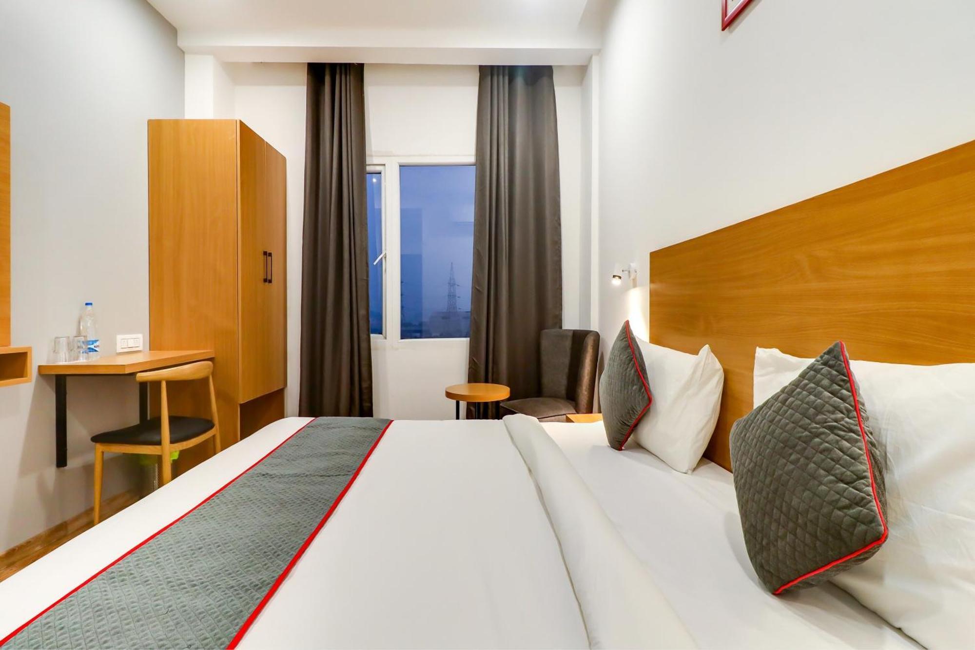 Super Townhouse Jashn Hotel Chinhat Kültér fotó